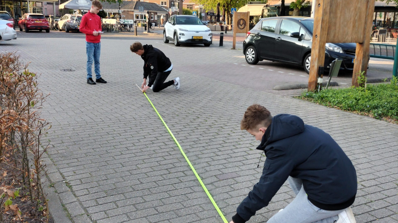 Afstand meten Albert Mol infoboom Laornse Dorpskwis